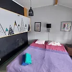 Hostel Looming *