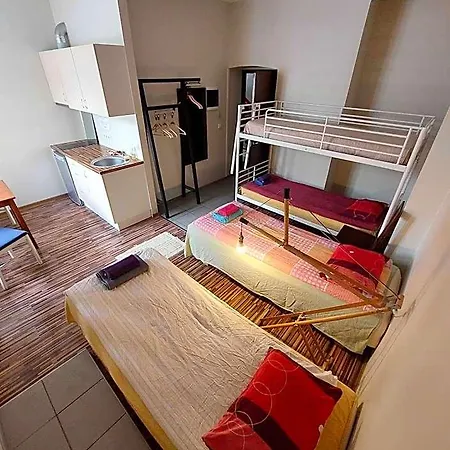 Hostel Looming