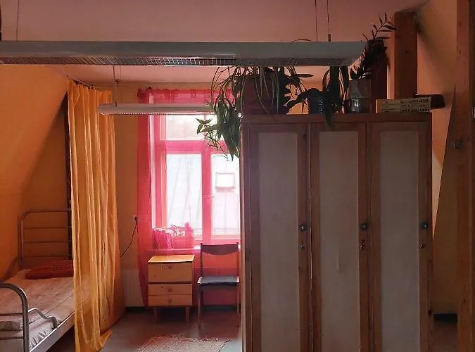 Hostel Looming *